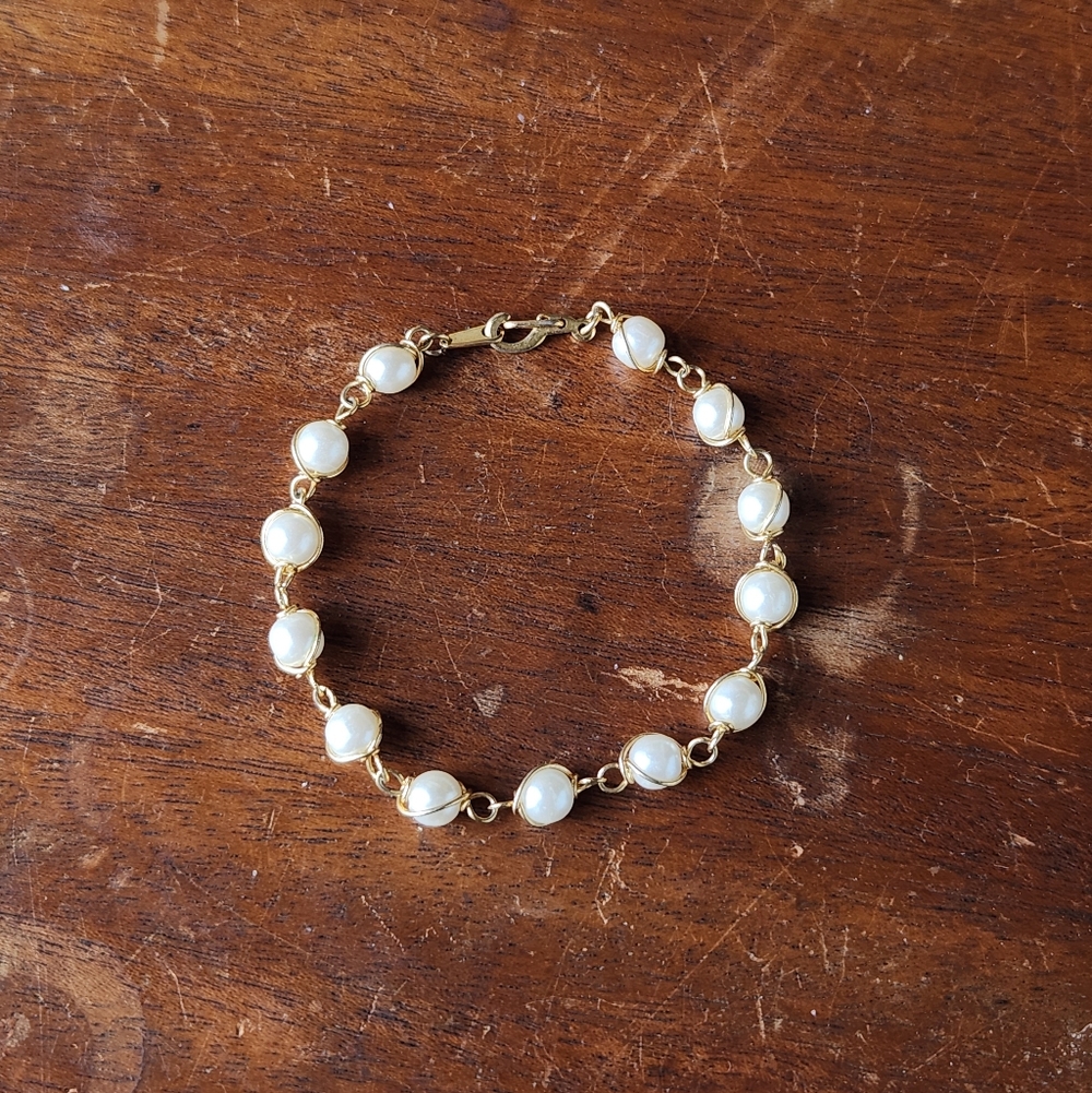 Elegant Gold and Pearl Bracelet